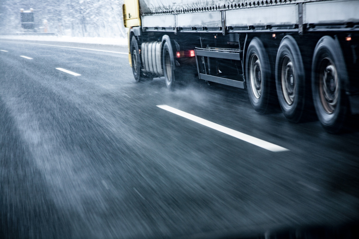 Condução de camiões em estradas molhadas e escorregadias no inverno