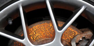 Ferrugem nos discos de travão: causas e como removê-la Freio de carro enferrujado
