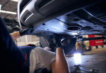 Embraiagem Haldex: tudo o que precisa de saber sobre manutenção e reparação Embreagem Haldex: Trabalhador repara carro