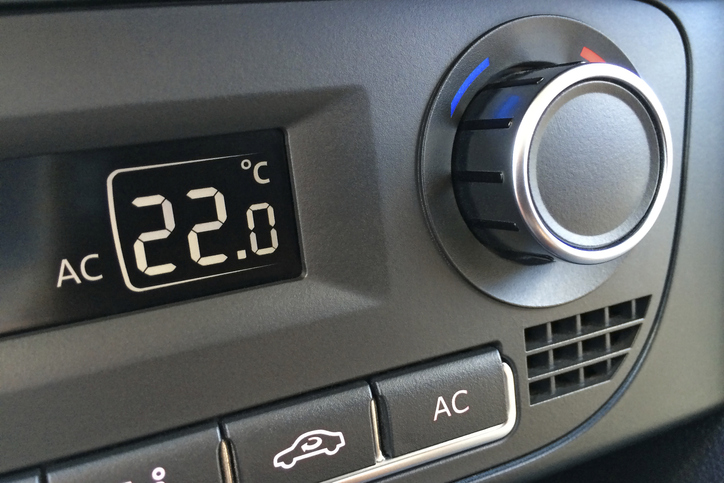 Grande plano de um fragmento do painel de controlo do ar condicionado num carro moderno