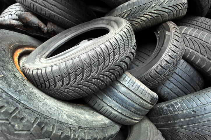 pneus velhos de carros usados